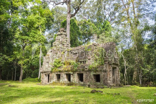 Image de Crumbling temple architecture overtaken by lush green jungle at the Angkor Wat complex in Siem Reap Cambodia